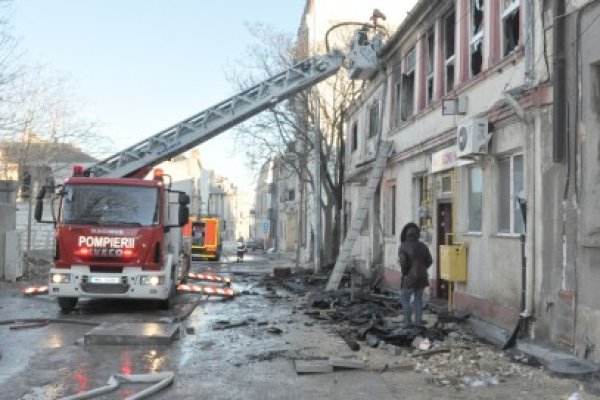 Incendiu teribil la un imobil de pe strada Traian: pompierii s-au chinuit 4 ore să îl stingă